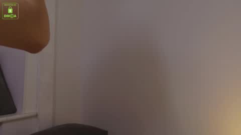 Snapshot of sinntouch chatting on December 4, 2025, 3:43 pm MARK online show from December 4, 2025, 3:43 pm