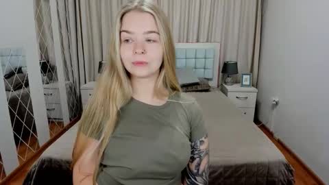 Snapshot of sirenabloom chatting on October 3, 2025, 5:37 am SirenaBloom online show from October 3, 2025, 5:37 am