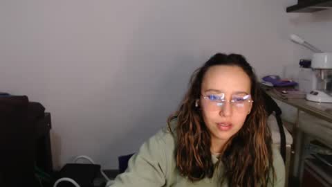 Snapshot of skarlet_adams chatting on March 5, 2025, 2:57 am Alice online show from March 5, 2025, 2:57 am