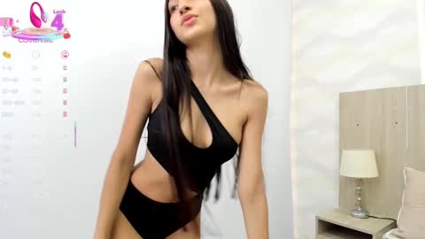 Snapshot of skinny_lili chatting on March 7, 2025, 10:54 pm Lily online show from March 7, 2025, 10:54 pm