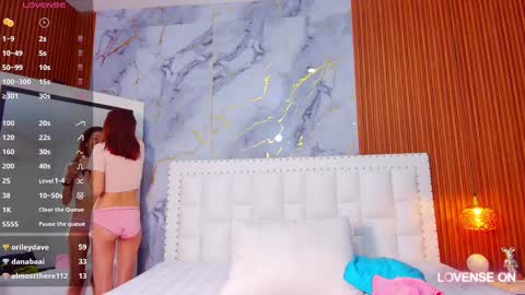 Snapshot of skinnyandcute_ chatting on February 19, 2025, 2:55 am Mariah Black online show from February 19, 2025, 2:55 am