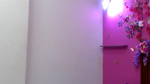 Snapshot of skinnysofia18 chatting on November 19, 2025, 1:11 pm sofia online show from November 19, 2025, 1:11 pm