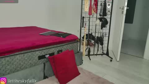 Snapshot of sky011fall chatting on October 10, 2025, 10:09 pm Eliza online show from October 10, 2025, 10:09 pm