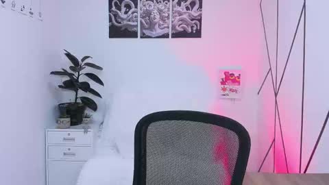 Snapshot of sky_jules chatting on November 18, 2025, 3:12 am Daniel online show from November 18, 2025, 3:12 am