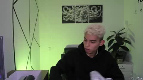 Snapshot of sky_jules chatting on December 18, 2025, 2:39 am Daniel online show from December 18, 2025, 2:39 am