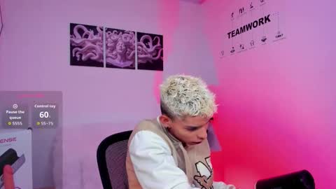 Snapshot of sky_jules chatting on December 20, 2025, 3:24 am Daniel online show from December 20, 2025, 3:24 am