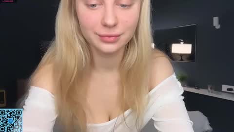 Snapshot of skyeveil chatting on December 15, 2025, 8:35 pm Skye online show from December 15, 2025, 8:35 pm