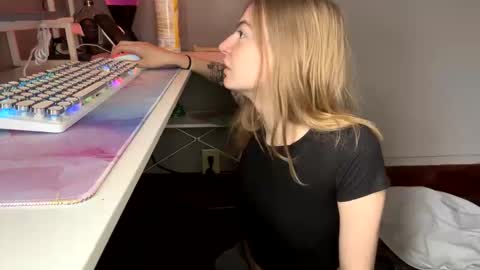 Snapshot of skyiswoke chatting on November 27, 2025, 6:54 pm Sky online show from November 27, 2025, 6:54 pm