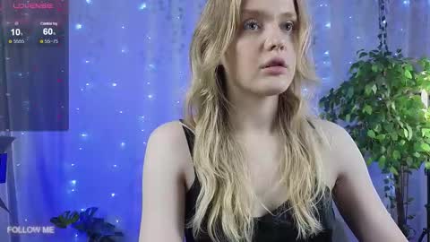 Snapshot of slay_blonde chatting on October 27, 2025, 6:28 am Lily online show from October 27, 2025, 6:28 am