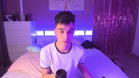 Snapshot of slendy_knox chatting on February 17, 2026, 4:35 pm Slendy online show from February 17, 2026, 4:35 pm