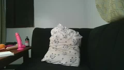 Snapshot of slim_bitch_ chatting on December 5, 2025, 2:31 am becky online show from December 5, 2025, 2:31 am