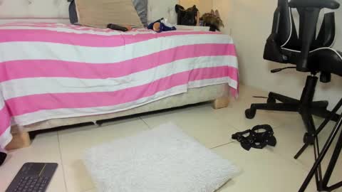 Snapshot of slut_milf1_ chatting on December 21, 2024, 10:30 pm Luna online show from December 21, 2024, 10:30 pm