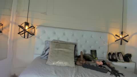 Snapshot of slut_milf1_ chatting on January 9, 2025, 6:26 pm Luna online show from January 9, 2025, 6:26 pm
