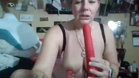 Snapshot of slutqueen_love chatting on October 26, 2025, 10:54 am slutqueen_love online show from October 26, 2025, 10:54 am