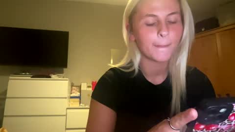 Snapshot of sluttylittlecoolgirl chatting on August 1, 2026, 12:10 am hollie online show from August 1, 2026, 12:10 am
