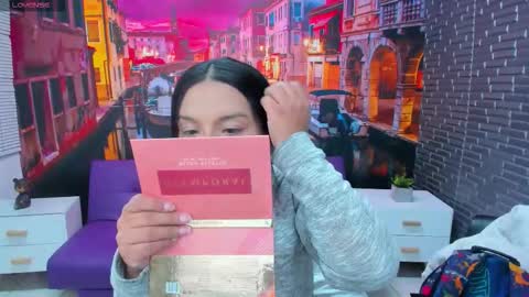 Mariana Torres online show from November 11, 2025, 1:33 pm