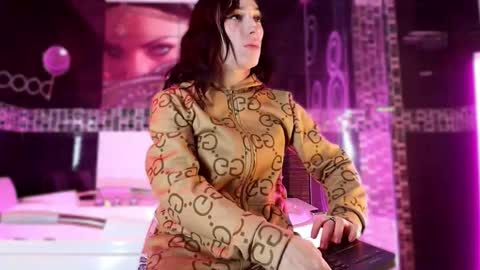 Small Hot19 online show from December 16, 2025, 9:47 am