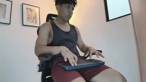 Snapshot of smallguy_19 chatting on September 11, 2025, 6:52 pm smallguy_19 online show from September 11, 2025, 6:52 pm