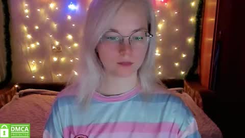 smallimpmeili online show from November 27, 2025, 8:33 pm