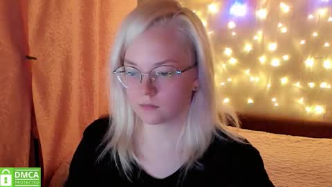 smallimpmeili online show from November 28, 2025, 8:00 pm