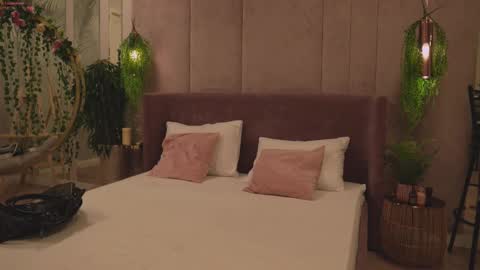 Mia online show from November 26, 2025, 5:08 am