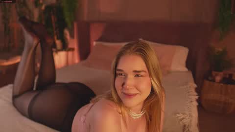 Mia online show from November 27, 2025, 5:20 am