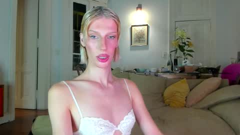 Snapshot of sn0wcat chatting on December 16, 2025, 12:15 am online show from December 16, 2025, 12:15 am