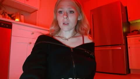 sneakyalicek online show from April 17, 2026, 8:23 pm