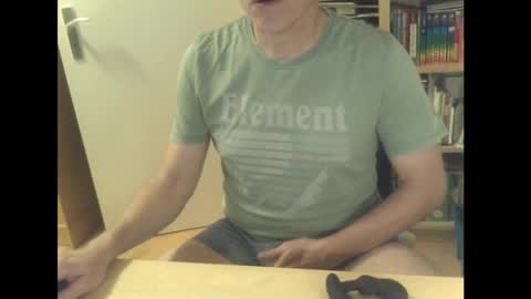 Snapshot of sneaxfreund chatting on March 2, 2025, 10:27 pm sneaxfreund online show from March 2, 2025, 10:27 pm