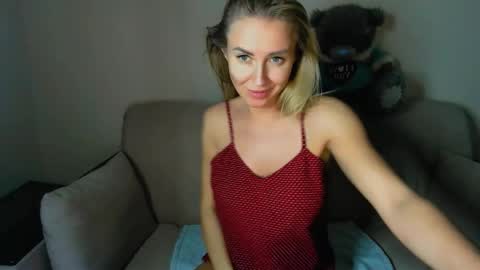 Snapshot of snezanablond chatting on February 13, 2025, 8:34 pm Sneja online show from February 13, 2025, 8:34 pm