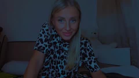 Snapshot of snezanablond chatting on September 18, 2025, 9:28 pm Sneja online show from September 18, 2025, 9:28 pm