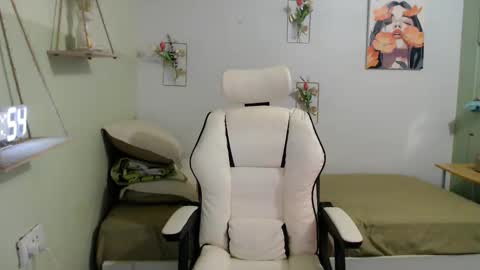 snow_2000 online show from December 12, 2024, 8:47 am