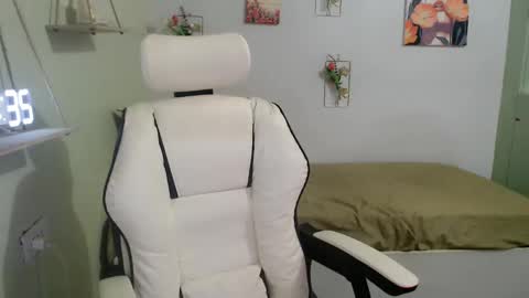 snow_2000 online show from December 21, 2024, 8:28 am