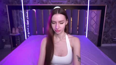 snow_whiteeex online show from April 25, 2026, 5:43 am