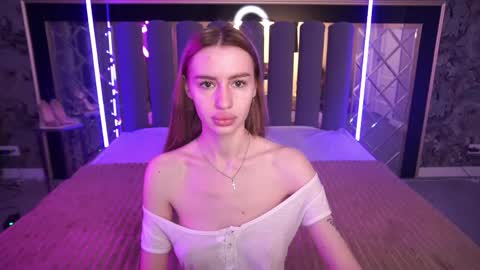 snow_whiteeex online show from May 18, 2026, 5:35 am