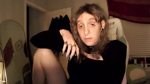 Lilytea online show from November 7, 2025, 7:19 am