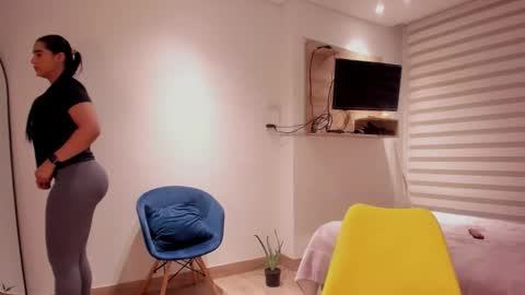 Sofi Saenzz  online show from November 12, 2025, 2:45 am