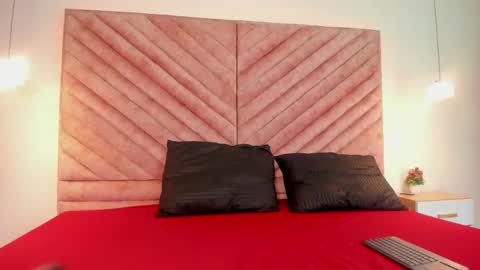 sofia__ll online show from December 17, 2025, 8:04 pm