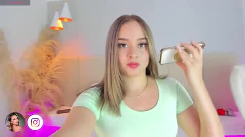 Snapshot of sofia_pamela chatting on December 15, 2025, 7:18 pm SOFIA PAMELA online show from December 15, 2025, 7:18 pm