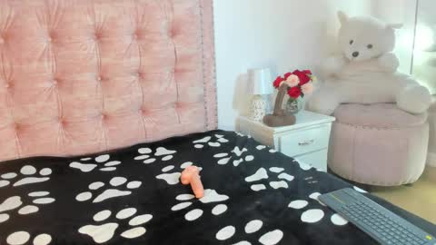 sofianixonn online show from April 17, 2026, 12:30 pm