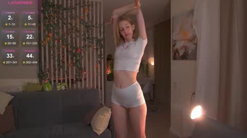 Snapshot of sofiapure18 chatting on November 13, 2025, 9:14 pm Sofia Help me overcome shynes with 100 thumbs up online show from November 13, 2025, 9:14 pm