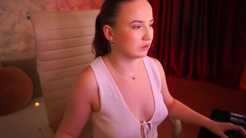 Snapshot of sofiebloom chatting on June 26, 2026, 11:31 pm Sofie online show from June 26, 2026, 11:31 pm