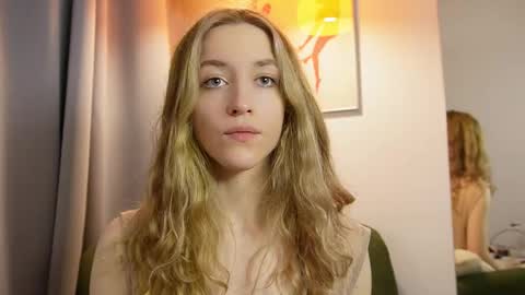 softdreamer_ online show from November 19, 2025, 2:28 pm