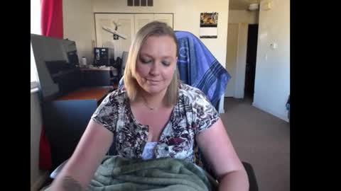 Snapshot of softerpeaches chatting on November 3, 2025, 8:43 pm Rose online show from November 3, 2025, 8:43 pm