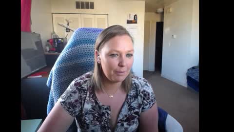 Snapshot of softerpeaches chatting on December 15, 2025, 8:24 pm Rose online show from December 15, 2025, 8:24 pm