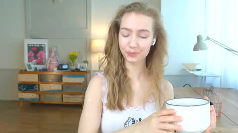 Snapshot of solar_bella chatting on February 1, 2025, 11:10 am Bella online show from February 1, 2025, 11:10 am