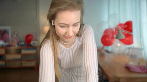 Snapshot of solar_bella chatting on February 17, 2025, 12:48 pm Bella online show from February 17, 2025, 12:48 pm