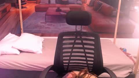 Snapshot of solarboom18 chatting on November 6, 2025, 7:04 pm solarboom18 online show from November 6, 2025, 7:04 pm