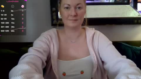 Snapshot of solesticia chatting on April 7, 2026, 6:52 pm solesticia online show from April 7, 2026, 6:52 pm