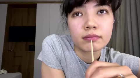 Snapshot of sommermatczak chatting on December 19, 2025, 8:05 pm Sakura online show from December 19, 2025, 8:05 pm